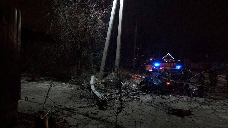 Во время побега от столичной полиции автомобиль BMW протаранил электроопору