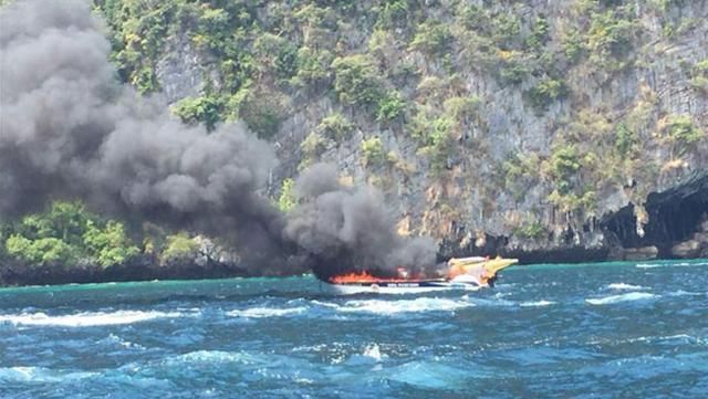 У Таїланді вибухнув катер з туристами на борту: фото