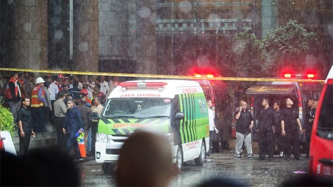 Этаж здания с людьми рухнул в Индонезии Этаж здания с людьми рухнул в Индонезии