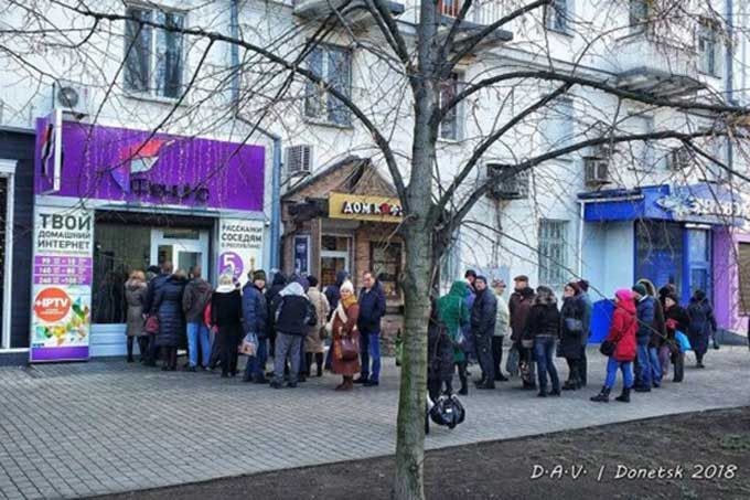 Vodafone у "ДНР": чому мешканці Донбасу втратили контроль над власними банківськими картками