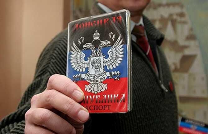 Главари "ДНР" запретили бюджетникам выезжать на территорию Украины, – источник Главари "ДНР" запретили бюджетникам выезжать на территорию Украины, – источник