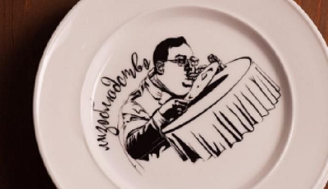 "Лизоблюдство": в Україні продають посуд із Геращенком, який облизує тарілку (фото)