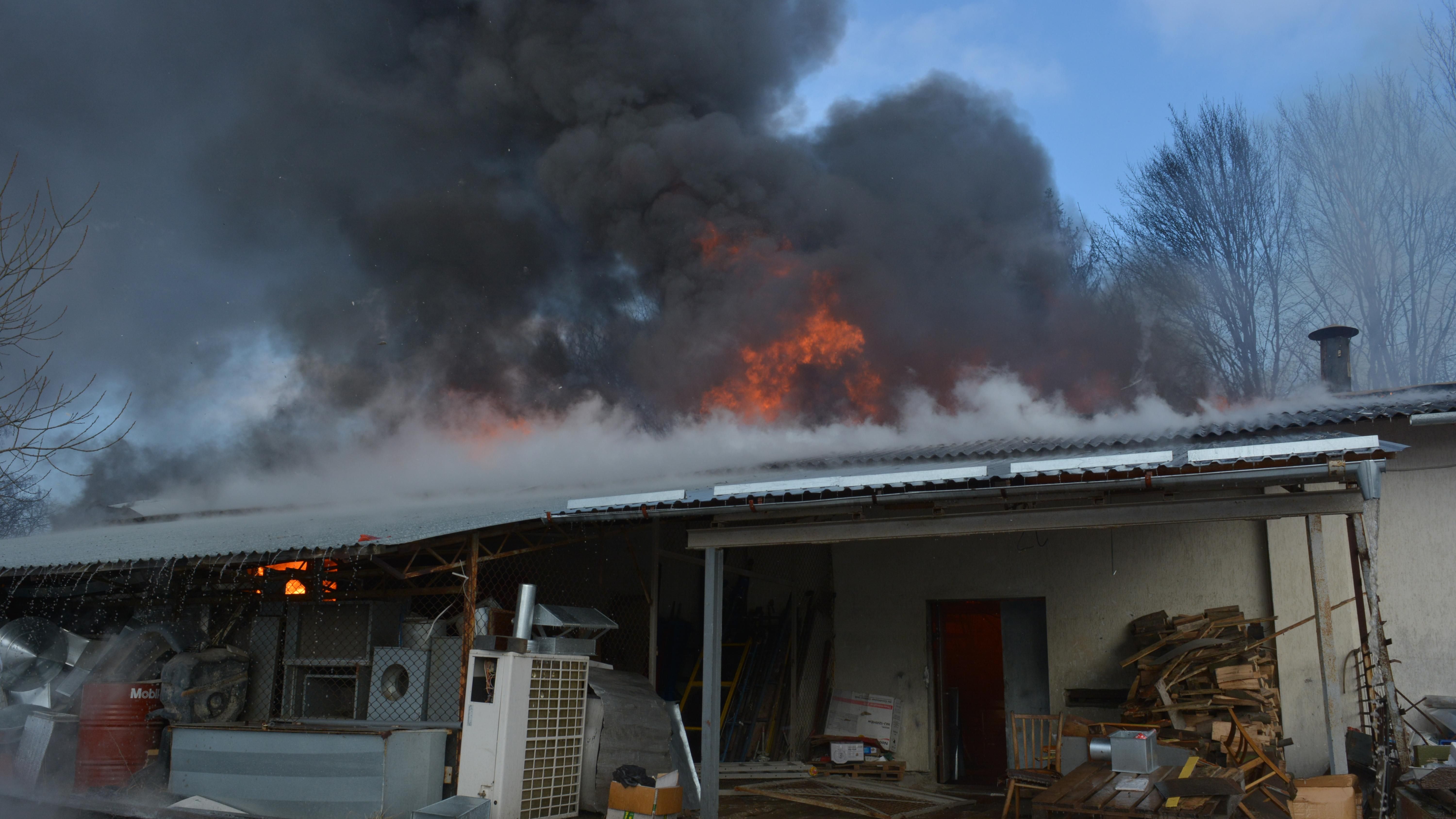 Вогнеборці ліквідували пожежу на складі у Львові