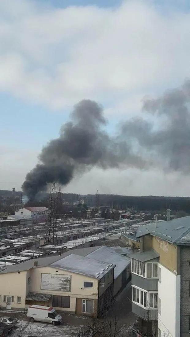 Пожежу було видно здаля, через густий дим Пожежу було видно здаля, через густий дим