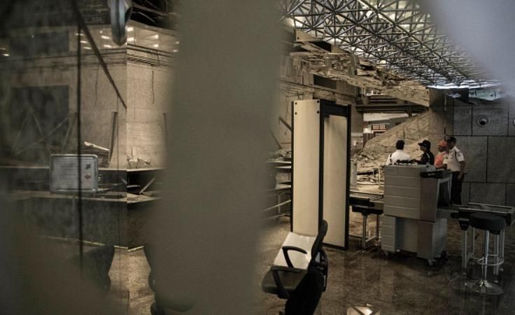 Балкон з людьми обвалився в Індонезії: в мережі з'явилось моторошне відео Балкон з людьми обвалився в Індонезії: в мережі з'явилось моторошне відео