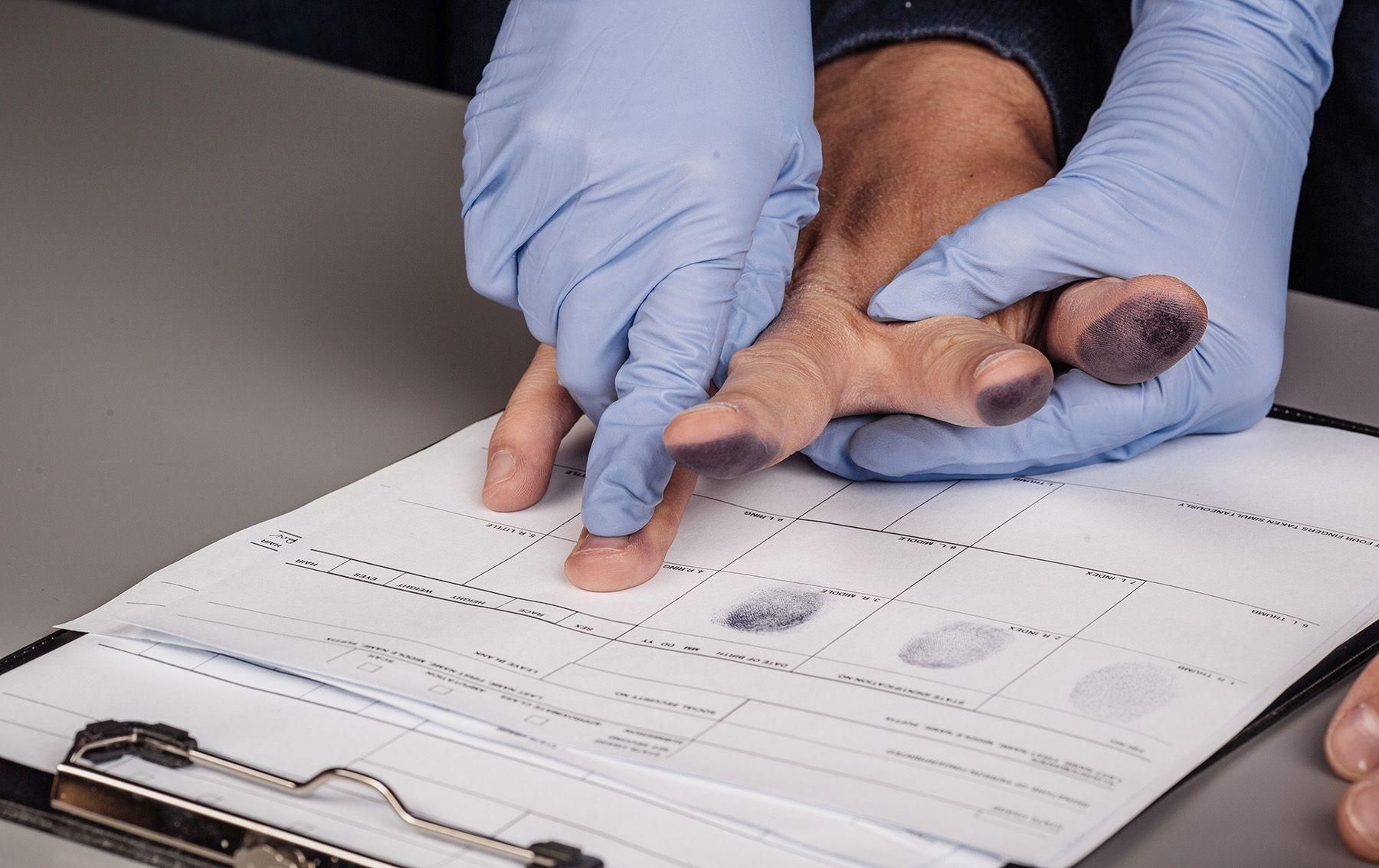 Полиция в Севастополе предлагает людям "добровольно" сдать отпечатки пальцев Полиция в Севастополе предлагает людям "добровольно" сдать отпечатки пальцев