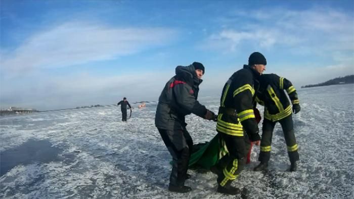 Двое подростков провалились под лед на Днепре в Черкассах: есть погибший