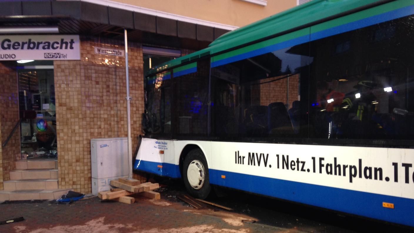 У Німеччині шкільний автобус із дітьми потрапив у жахливу ДТП
