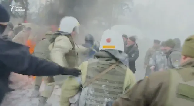 Сутички під Верховною Радою, активісти запалили шини