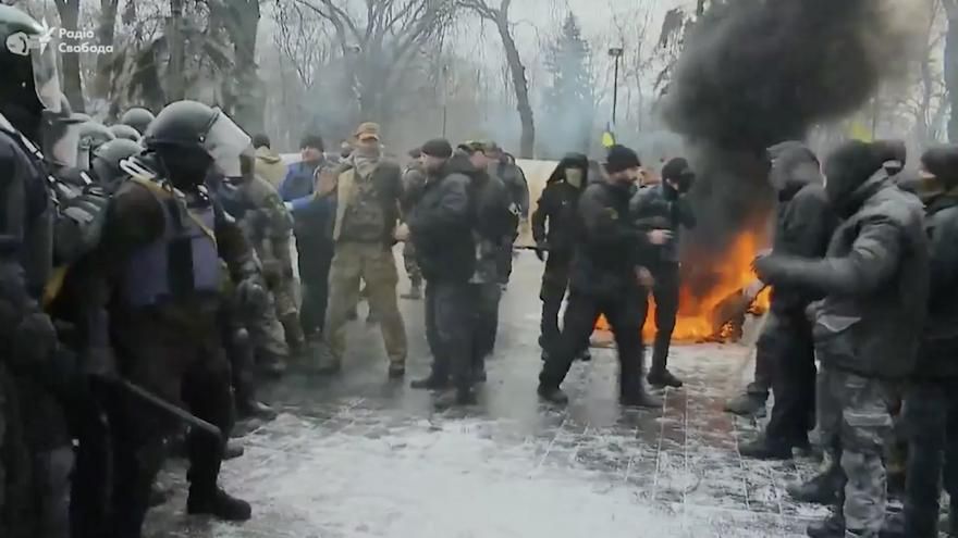 Под стенами Рады произошла потасовка, зажгли шины: фото и видео