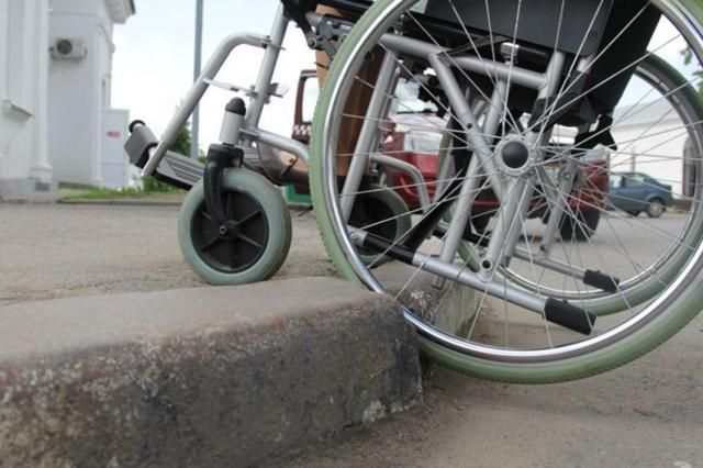 В Украине людям на колясках могут позволить ездить по проезжей части