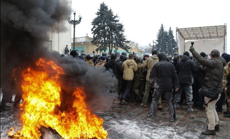 Сутички під Радою: є постраждалі серед поліцейських і затримані