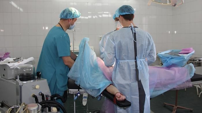 Через смерть жінки, у якій лікарі залишили серветку після операції, СК РФ відкрив справу