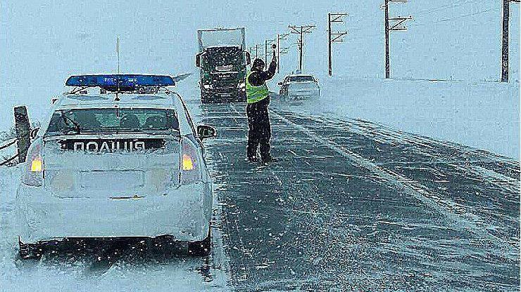 Полиция сделала предупреждение водителям из-за осложнения погодных условий в Украине Полиция сделала предупреждение водителям из-за осложнения погодных условий в Украине