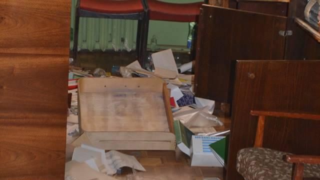 Зловмисники вночі проникли у приміщення поліклініки та понищили 40 дверей Зловмисники вночі проникли у приміщення поліклініки та понищили 40 дверей