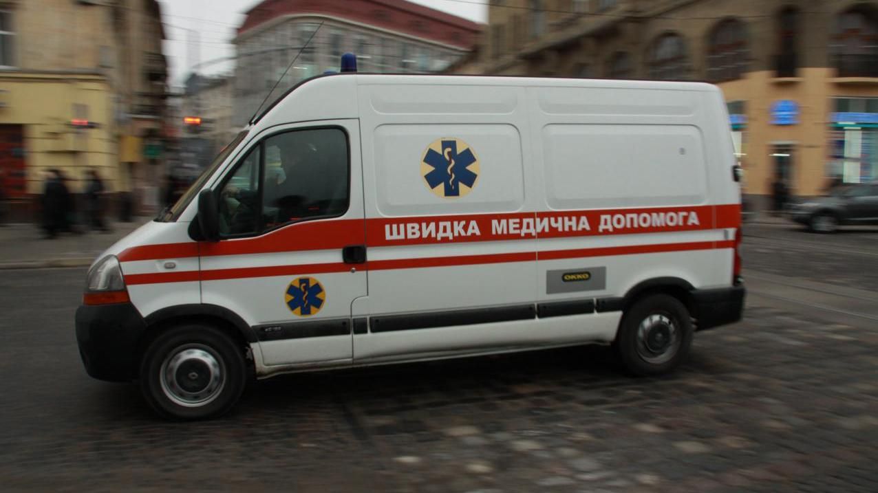 Через відсутність карет "швидкої" у Львові медики їхали на екстрений виклик годину