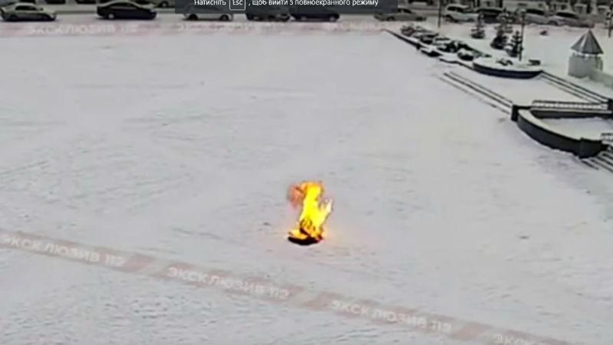 В России мужчина совершил самосожжение, протестуя против коррупции: видео 18+