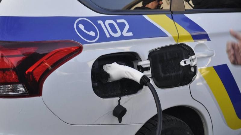 У Сумах встановили першу електрозарядку для поліцейських авто