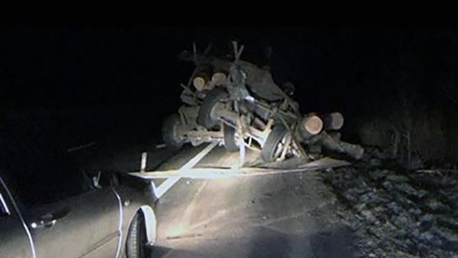 Моторошна аварія на трасі Київ – Чоп: автобус зіткнувся з лісовозом Моторошна аварія на трасі Київ – Чоп: автобус зіткнувся з лісовозом