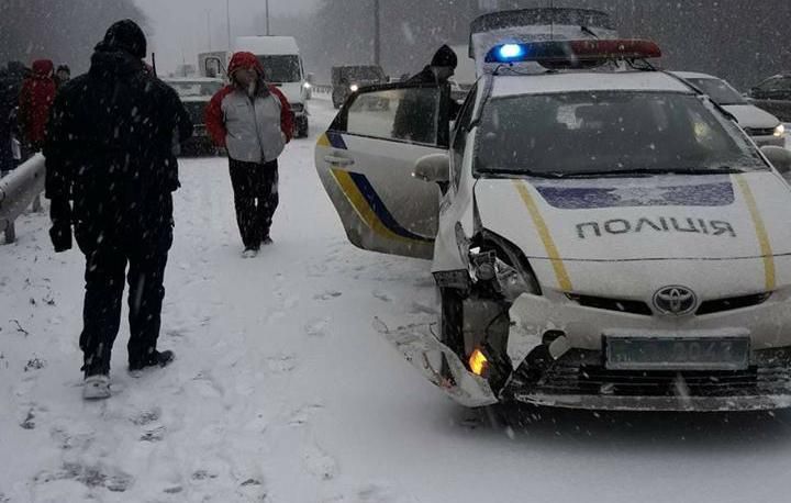 Масштабна ДТП з патрульним авто перекрила в'їзд до Києва: фото