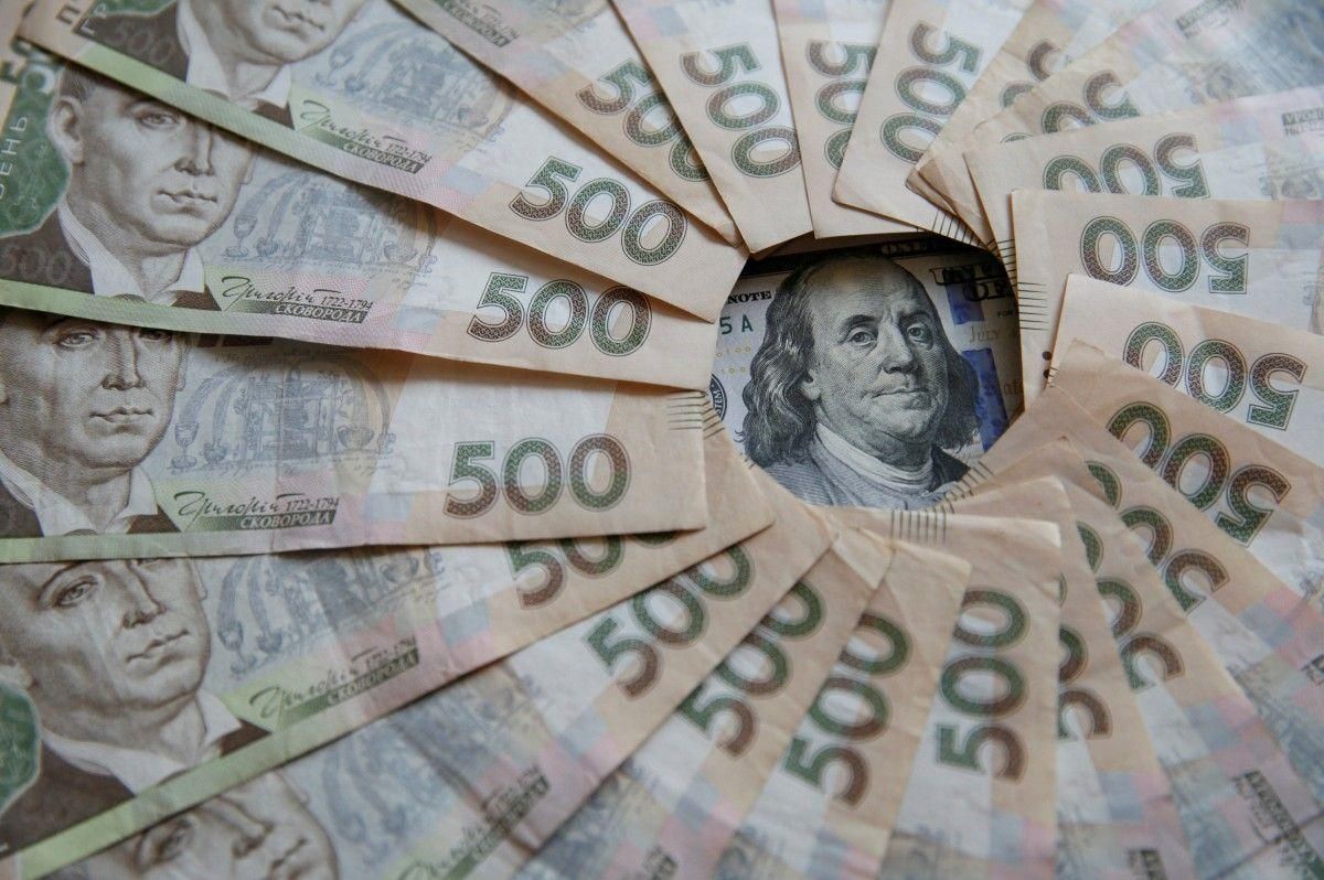 Курс гривні відносно долару продовжить падіння, – економіст