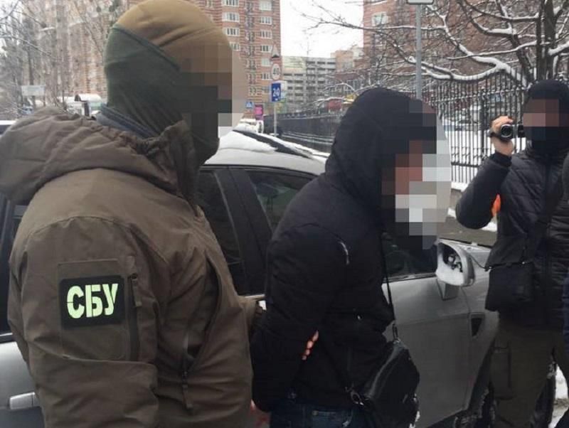 У Києві на хабарі впіймали поліцейського: фото