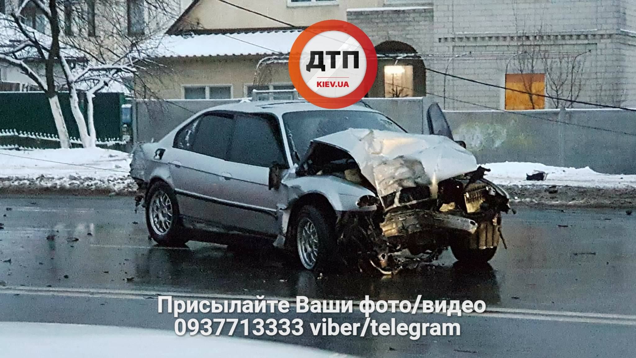 У Києві BMW розтрощило після удару об стовп: фото