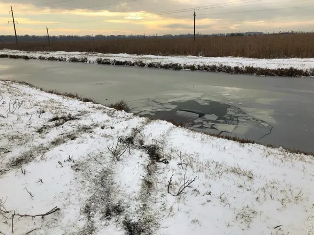 Авто пішло під лід внаслідок ДТП на Одещині