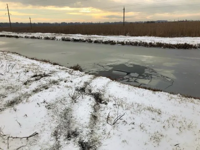 Авто пішло під лід внаслідок ДТП на Одещині Авто пішло під лід внаслідок ДТП на Одещині