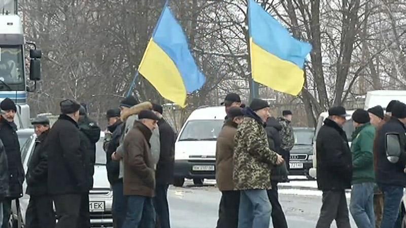 Военные ветераны перекрыли дороги в 6 областях: известны требования Военные ветераны перекрыли дороги в 6 областях: известны требования