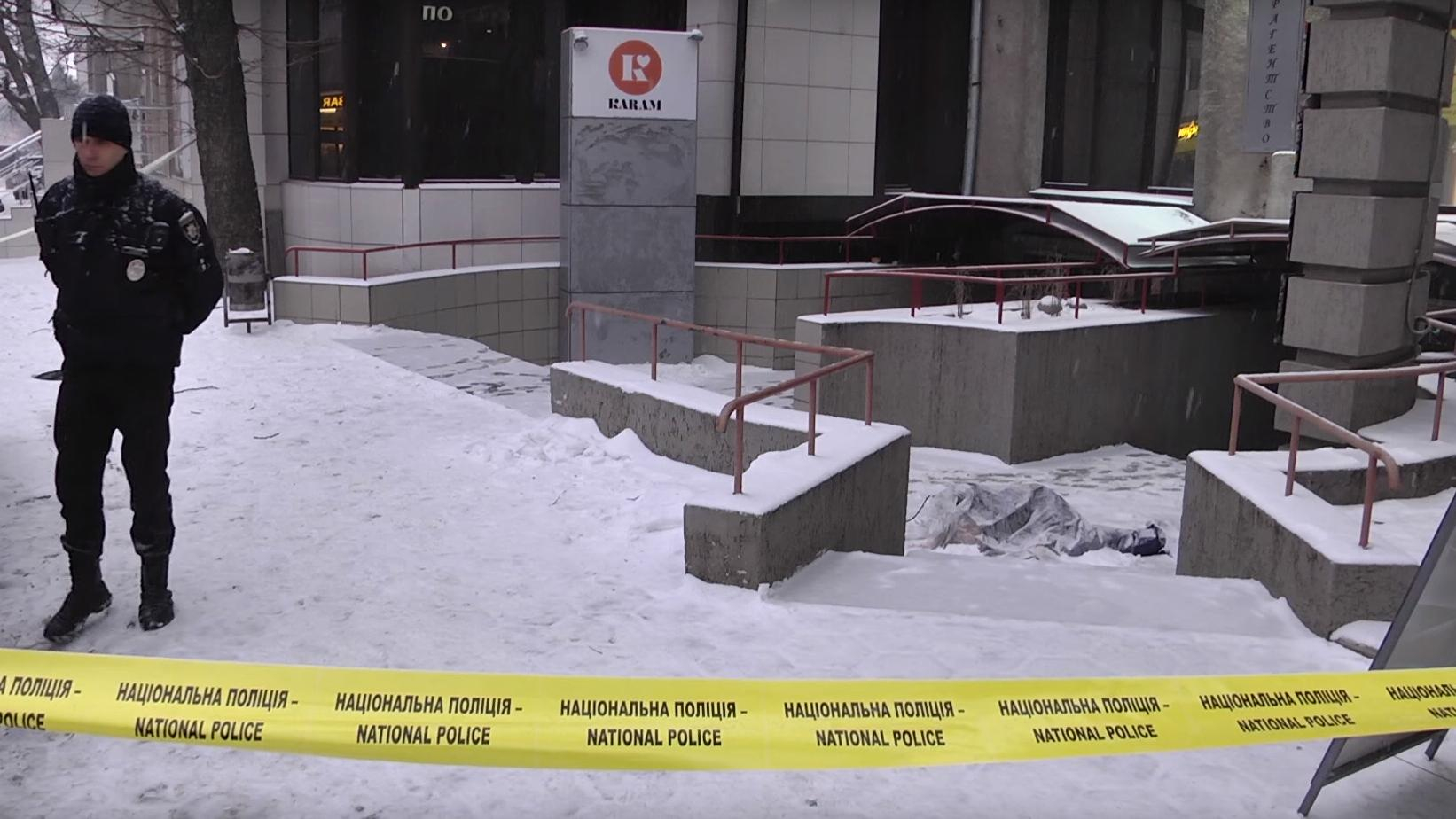 Мужчина выпал из квартиры, в которой нашли труп женщины в центре Харькова: видео