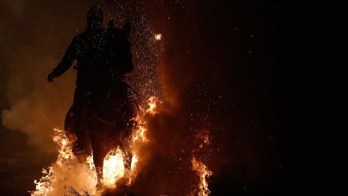 На лошадях сквозь огонь: в Испании прошел ежегодный фестиваль "Люминариас"