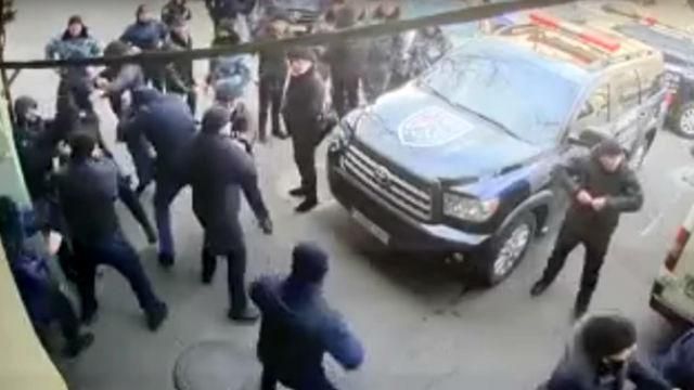 Працівники охоронних фірм влаштували масову бійку в Одесі: відео