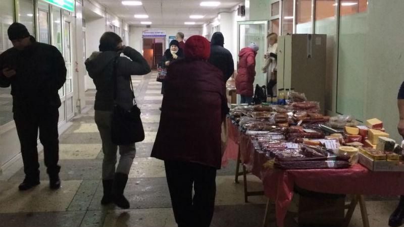 У Києві  облаштували лавку з продажем ковбаси просто у стінах лікарні: фотофакт