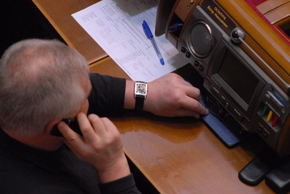 Украинский нардеп пришел на работу с дорогущими часами на руке: фото