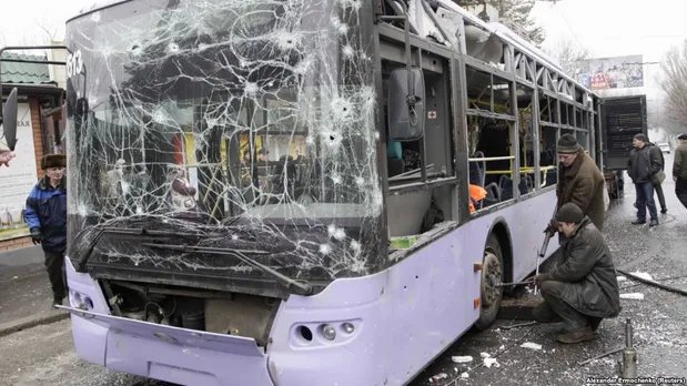 Обстріляна зупинка в Донецьку Обстріляна зупинка в Донецьку