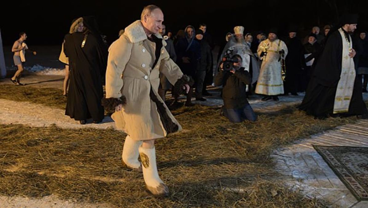 Путин скупался в проруби на Крещение 2018 - видео Путин скупался в проруби на Крещение 2018 - видео