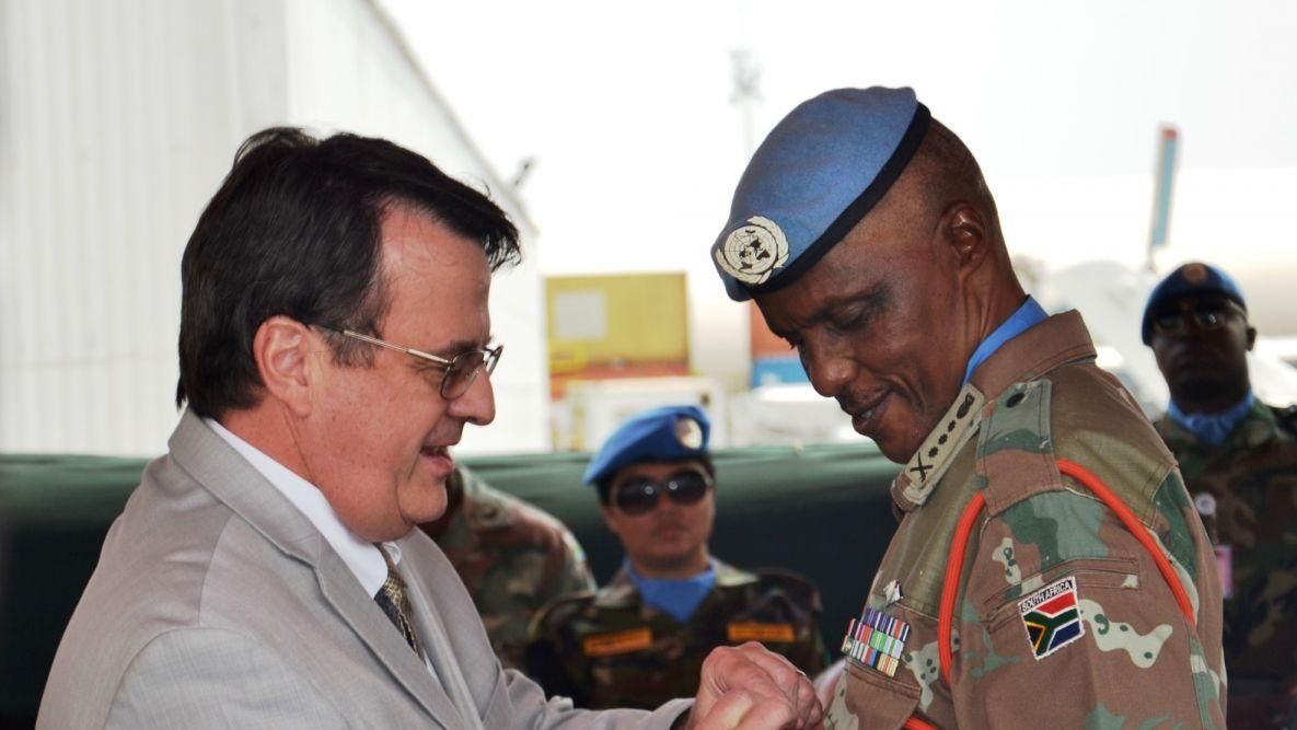 В Конго украинские миротворцы попрощались с командующим миссии ООН В Конго украинские миротворцы попрощались с командующим миссии ООН