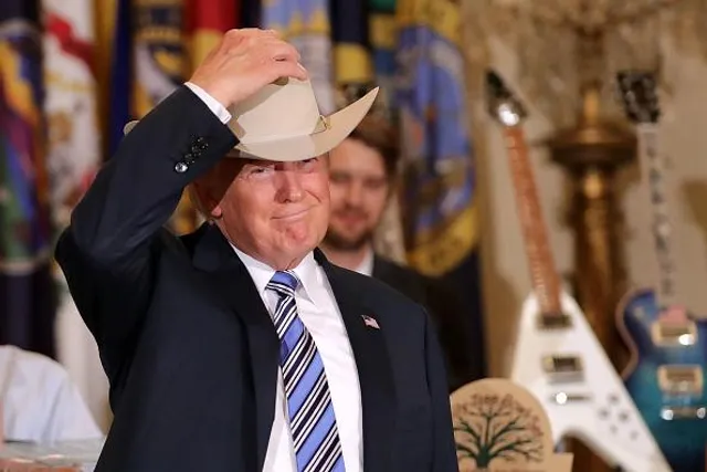 Трамп ковбой капелюх