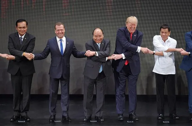 Трамп рукостискання Медведєв Дутерте Трамп рукостискання Медведєв Дутерте