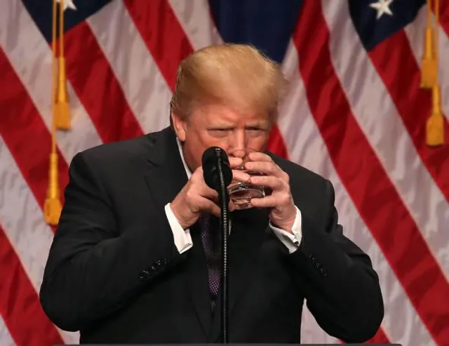 Трамп п'є воду
