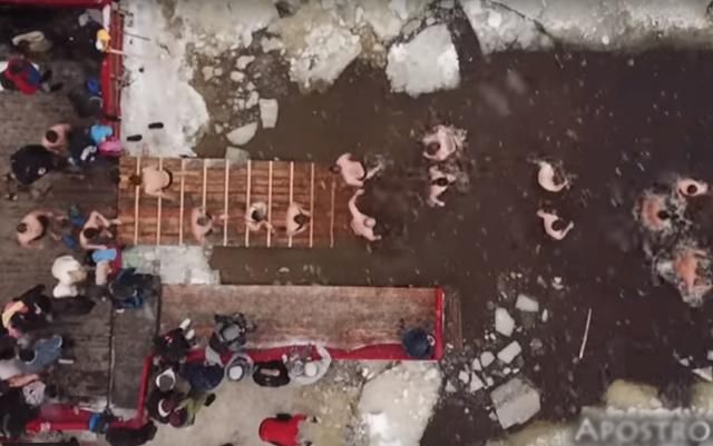 Купання на Водохреще у Києві зняли на відео з неба Купання на Водохреще у Києві зняли на відео з неба