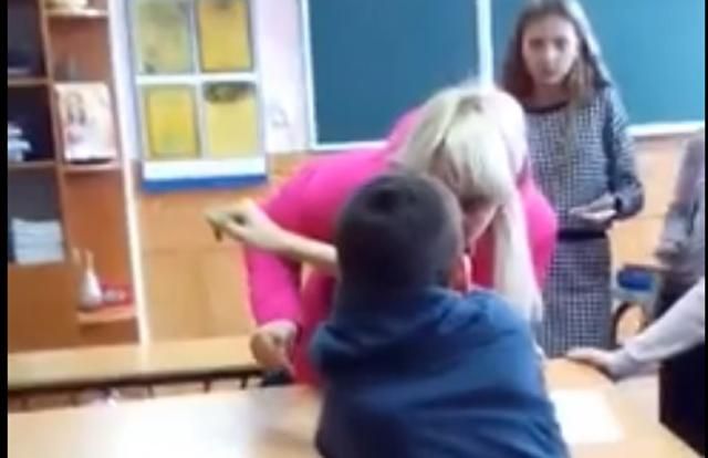 У Херсоні п’яна матір п’ятикласника увірвалася до школи і побила дітей: відео інциденту У Херсоні п’яна матір п’ятикласника увірвалася до школи і побила дітей: відео інциденту