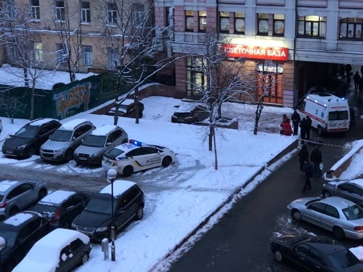 У Києві біля метро раптово померла людина