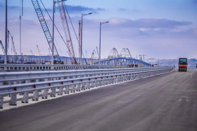 На Керченському мості встановили перші бар'єрні огорожі та освітлення На Керченському мості встановили перші бар'єрні огорожі та освітлення