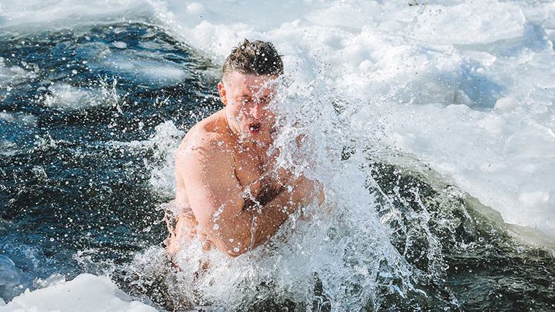 Как украинцы решались нырять в ледяной Днепр на Крещение: документальное видео Как украинцы решались нырять в ледяной Днепр на Крещение: документальное видео