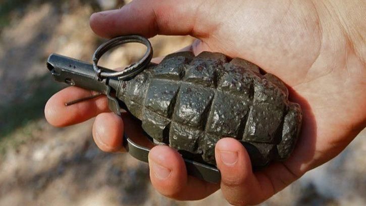 У Донецьку чоловік загинув від вибуху гранати на зупинці громадського транспорту У Донецьку чоловік загинув від вибуху гранати на зупинці громадського транспорту