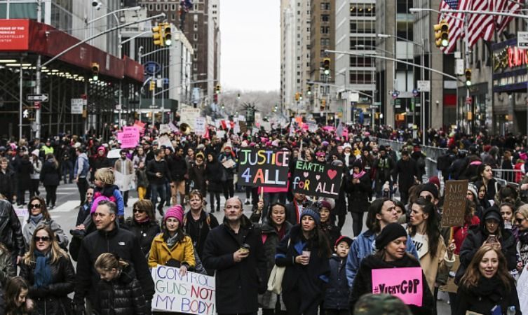 "Дерись, как девчонка": американцы вышли на улицы в годовщину инаугурации Трампа – яркие фото