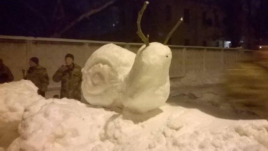 Дивних істот зі снігу наліпили українці у Кривому Розі: смішні фото