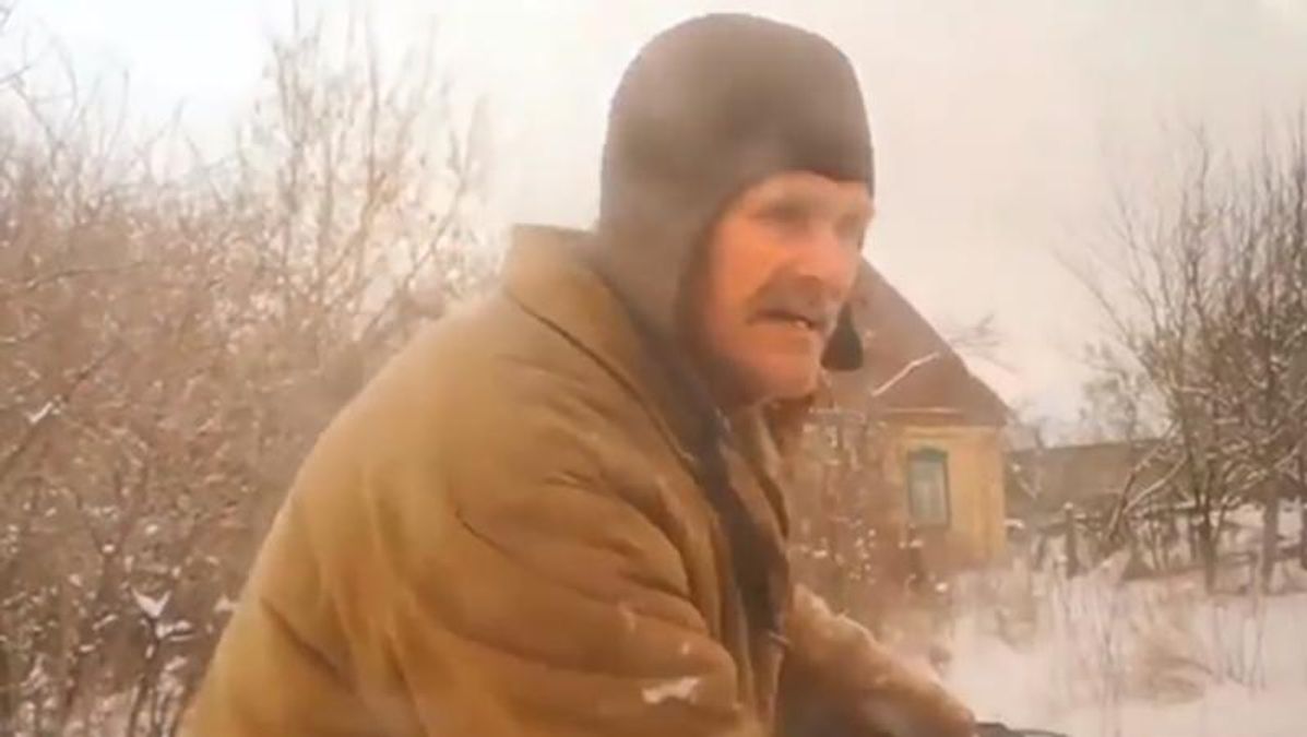 "Ждём "русский мир", но "укропы" здесь повсюду": дедушка с Донбасса продемонстрировал странное поведение